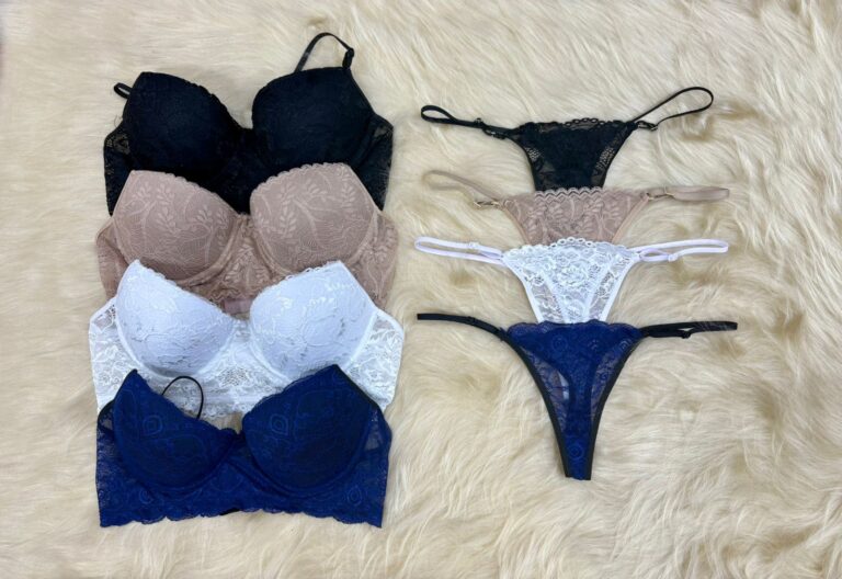 Conjunto tasa soft Bustier, de encaje con colaless regulable.