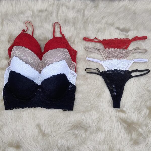 Conj. tasa soft bustier de encaje con colaless regulable.