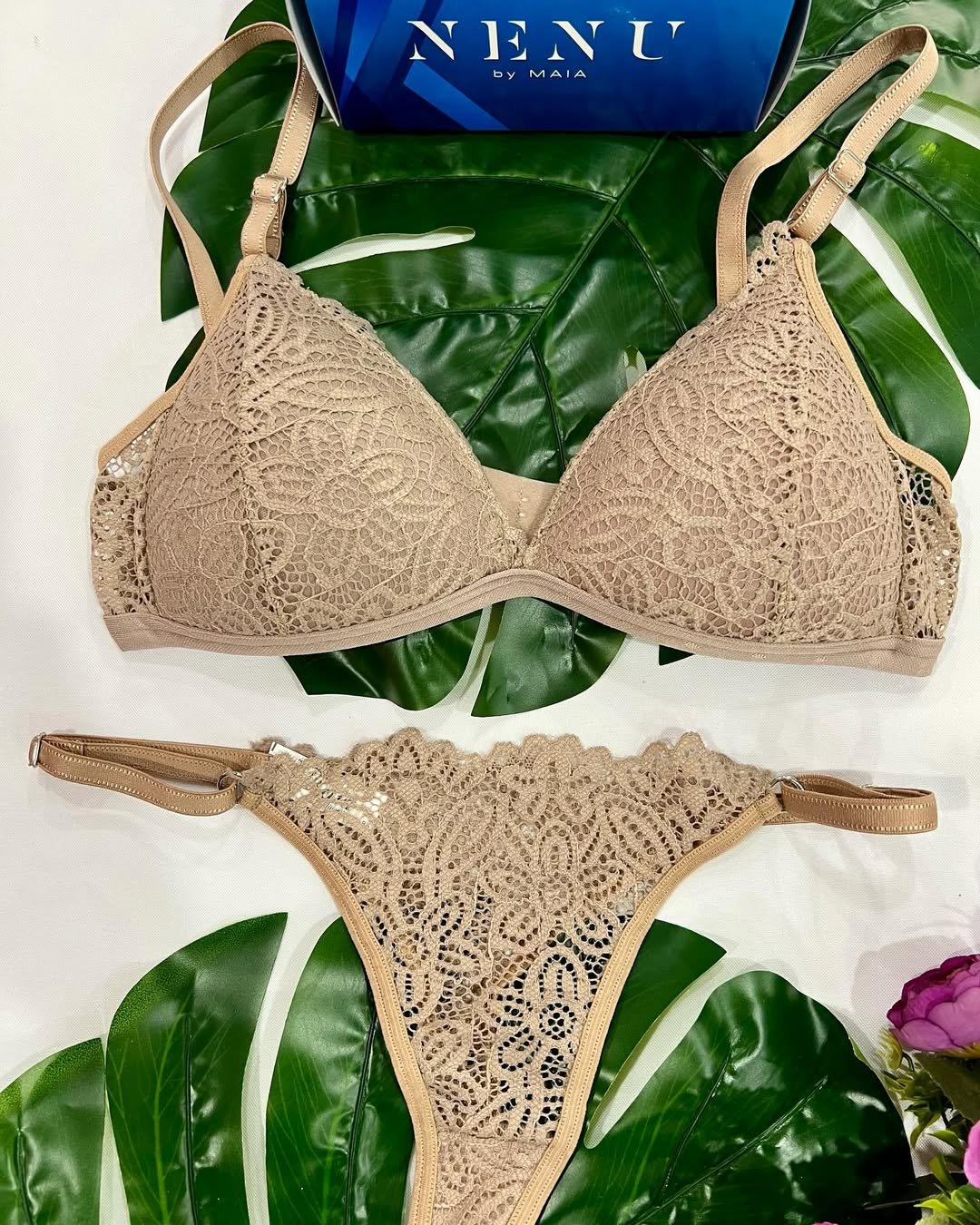 Conj. tasa soft triángulo de puntilla con tanga regulable.