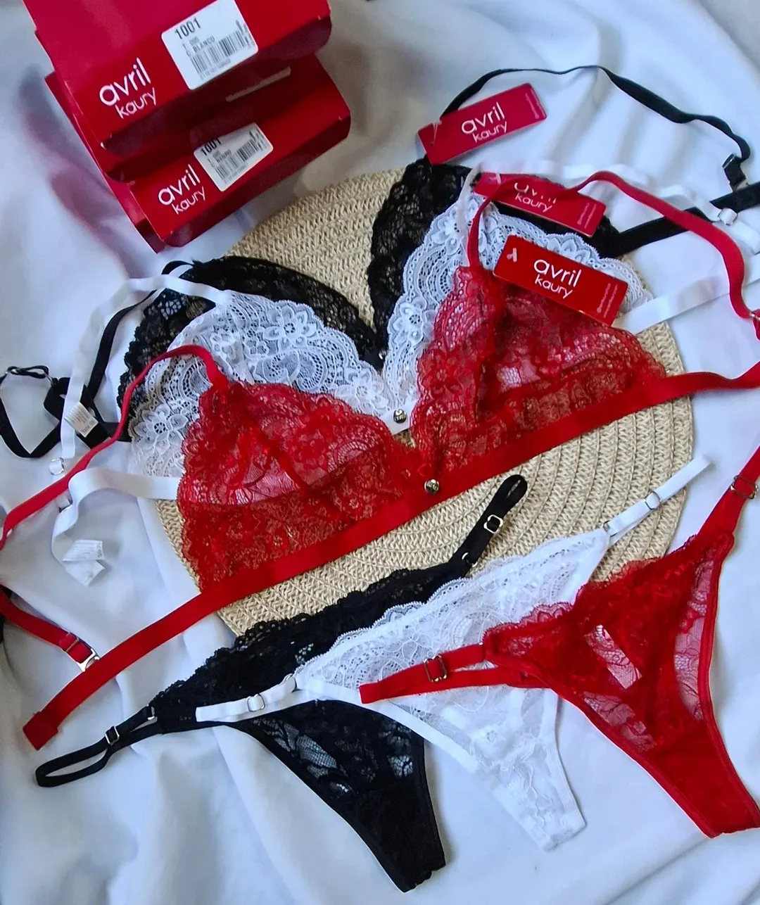 Conj. brallet de puntilla con colaless regulable.