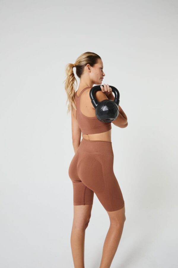 Conjunto deportivo top con biker. - Image 2