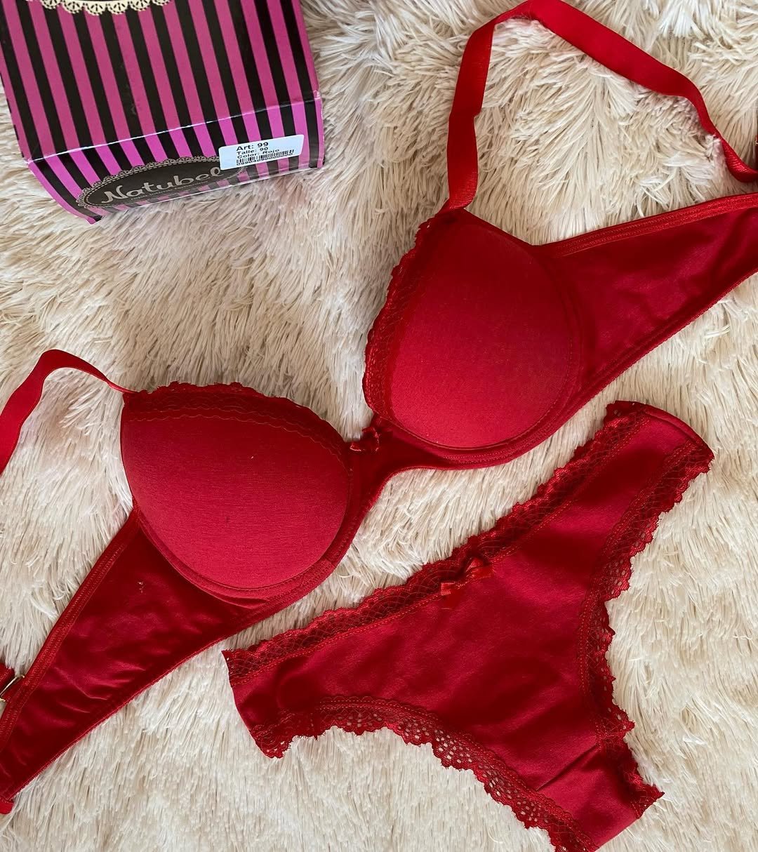 Conjunto tasa soft de microfibra con puntilla y colaless.