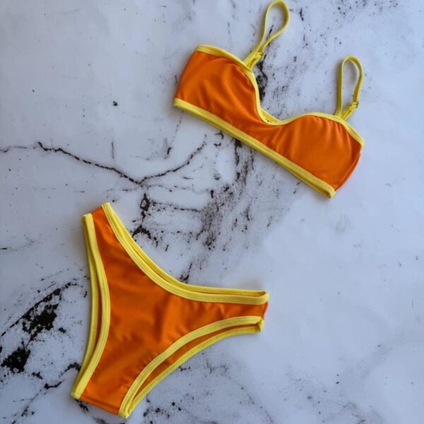 Bikini combinada con vedetina.