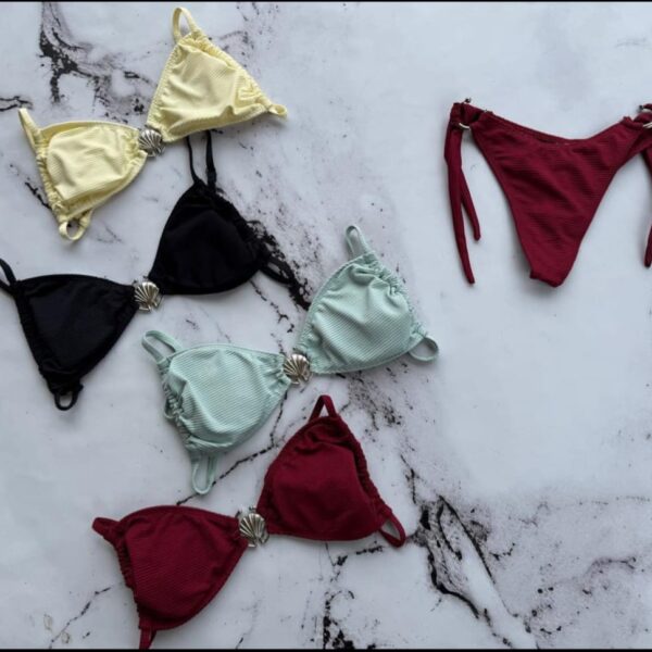 Bikini tramada para atar con colaless.