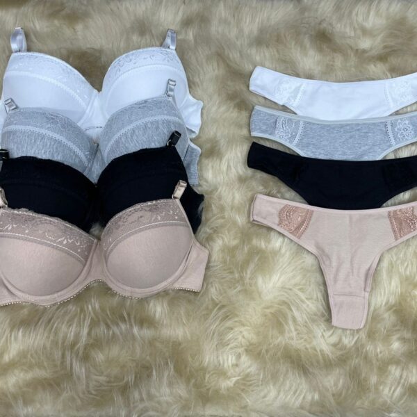 Conjunto tasa soft de algodón con puntilla.