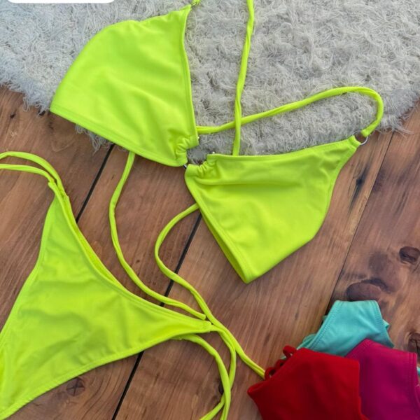 Bikini con argolla y cruzado en espalda.