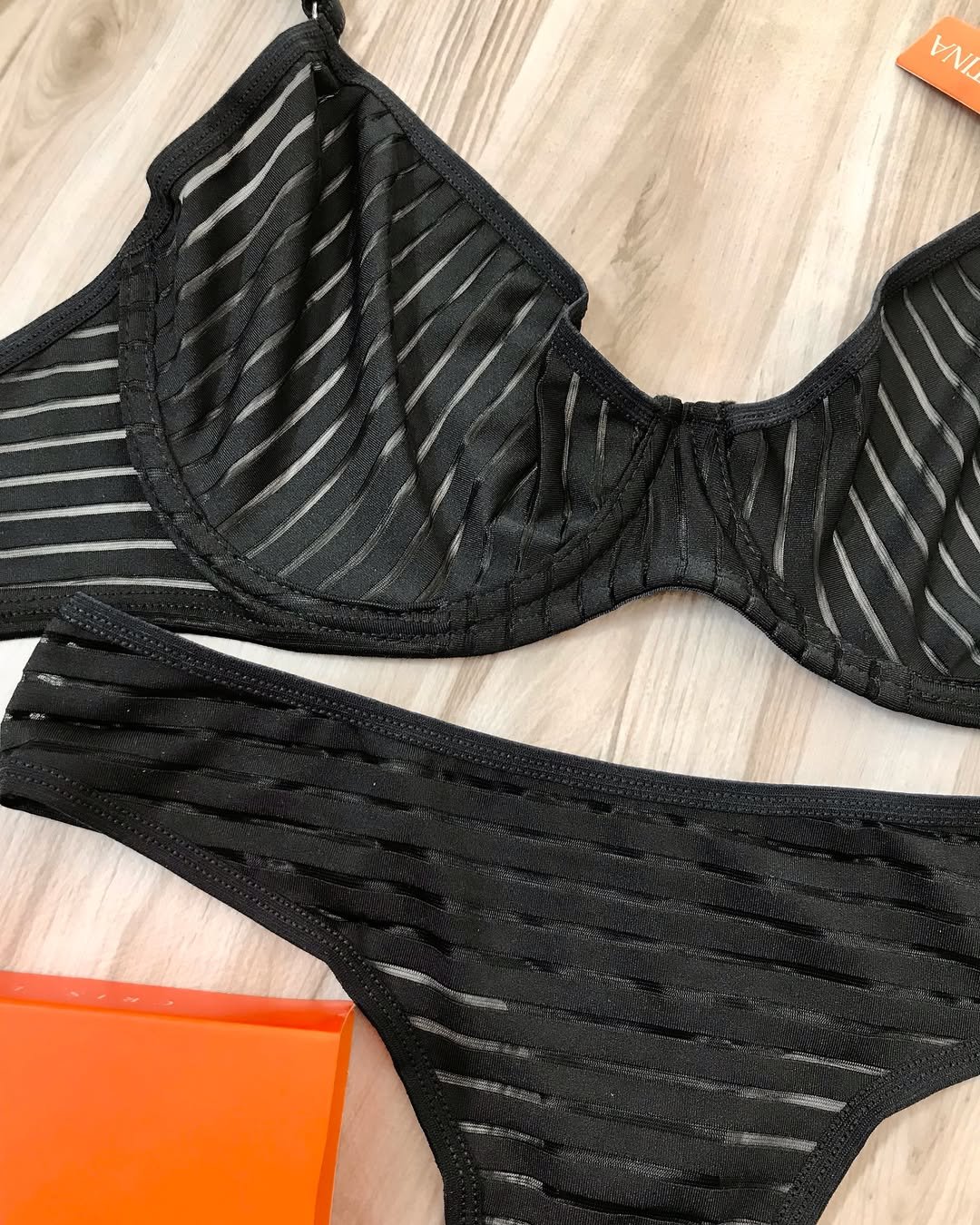 Conj. con aro sin armar de microfibra tramada y colaless.