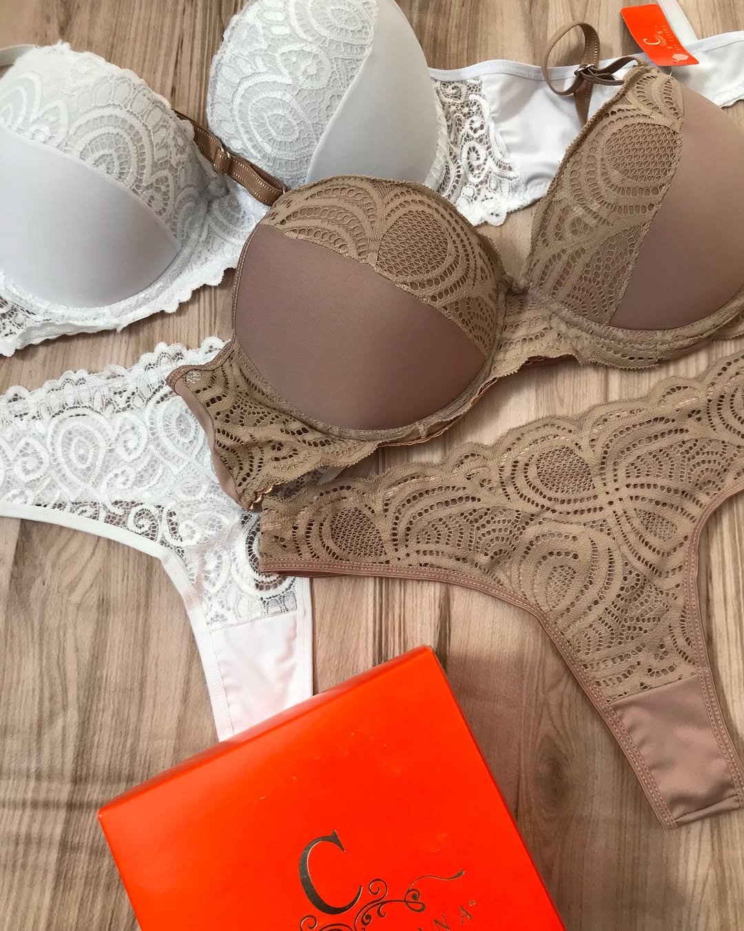 Conj. tasa soft de microfibra con puntilla y colaless.