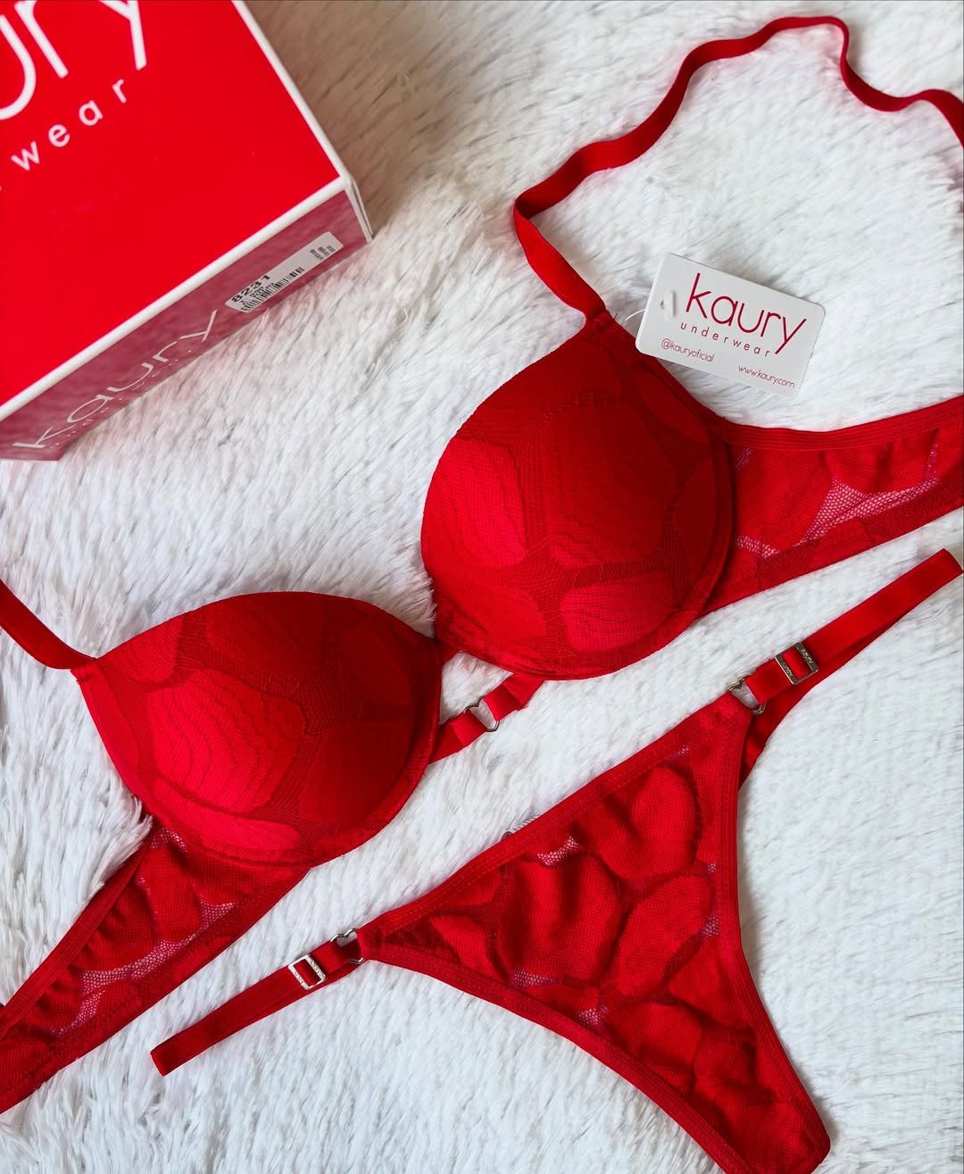 Conj. tasa soft de encaje con detalles y colaless reg.