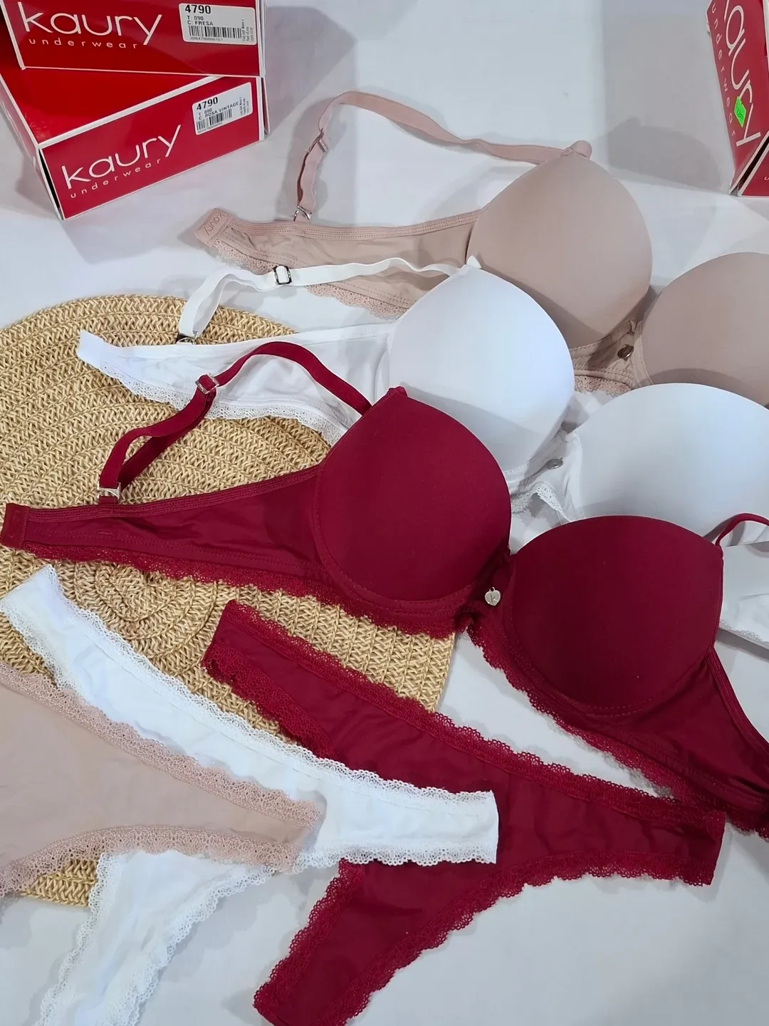 Conjunto tasa soft de microfibra con puntilla.