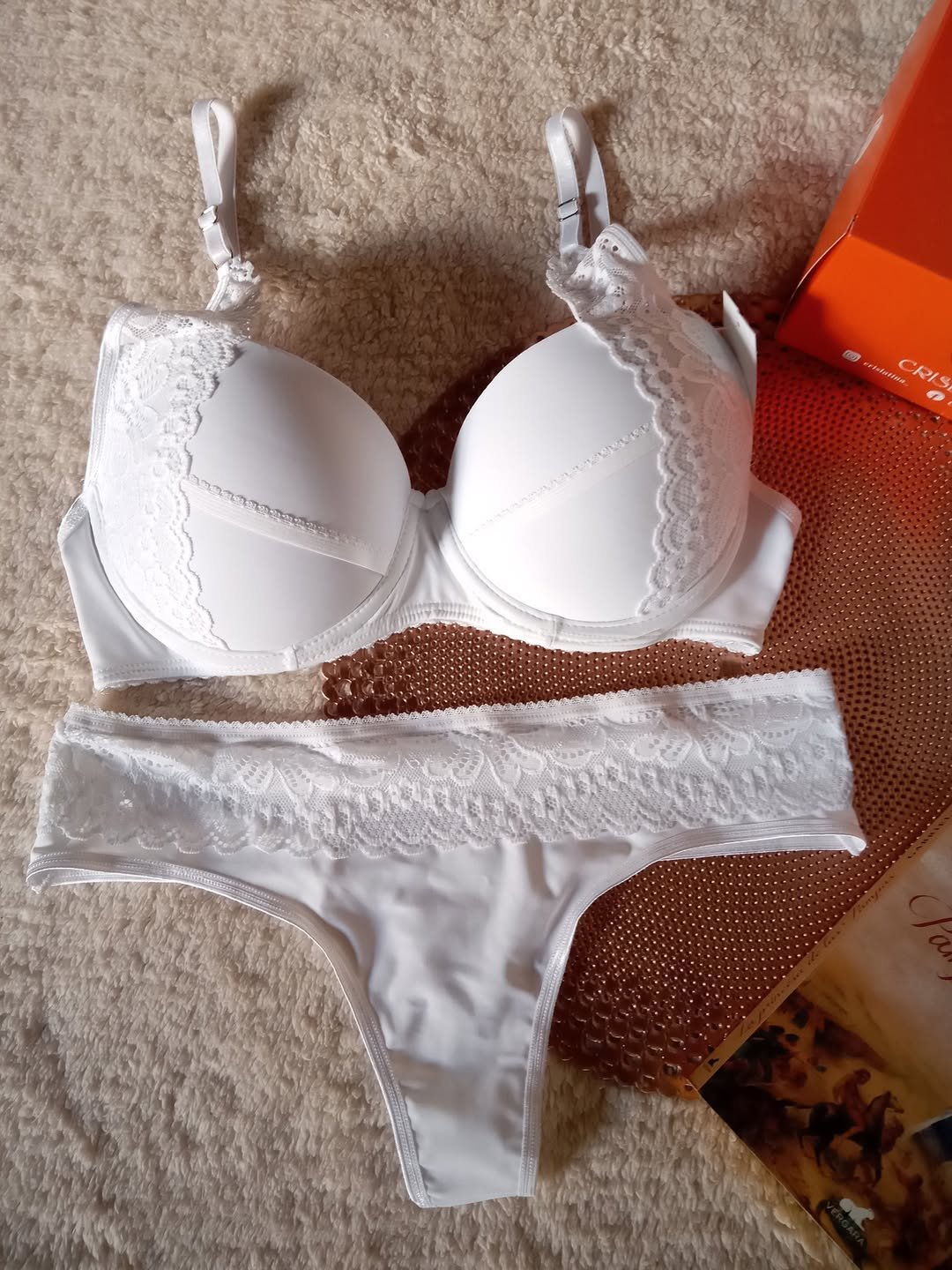 Conjunto de microfibra con puntilla y colaless.