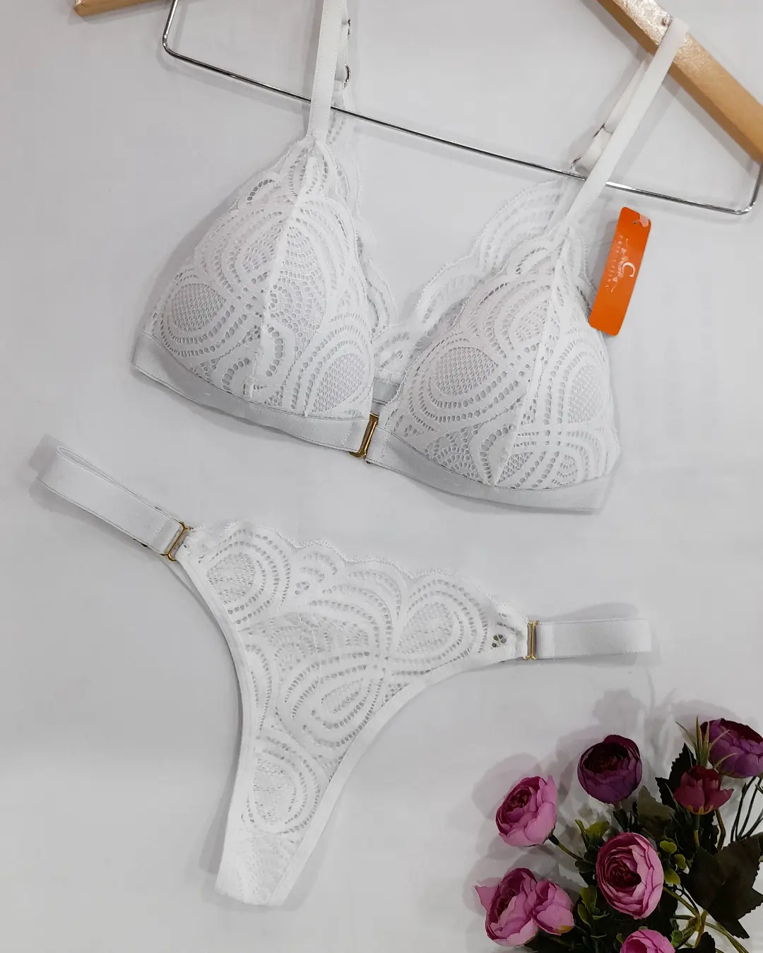 Conj. triángulo de encaje con broche delantero y colaless.