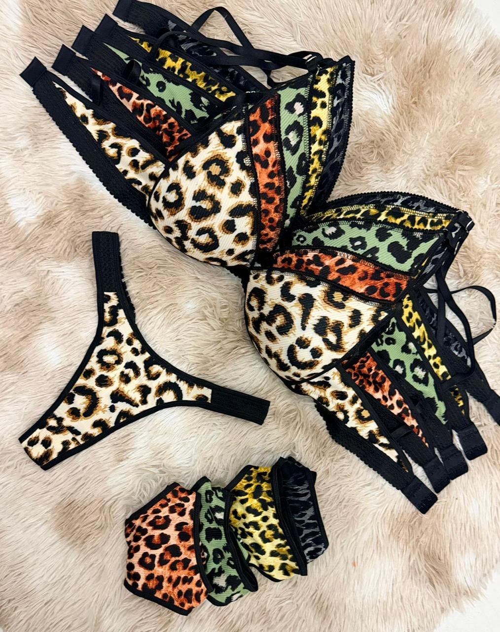 Conjunto triàngulo print con colaless entera .