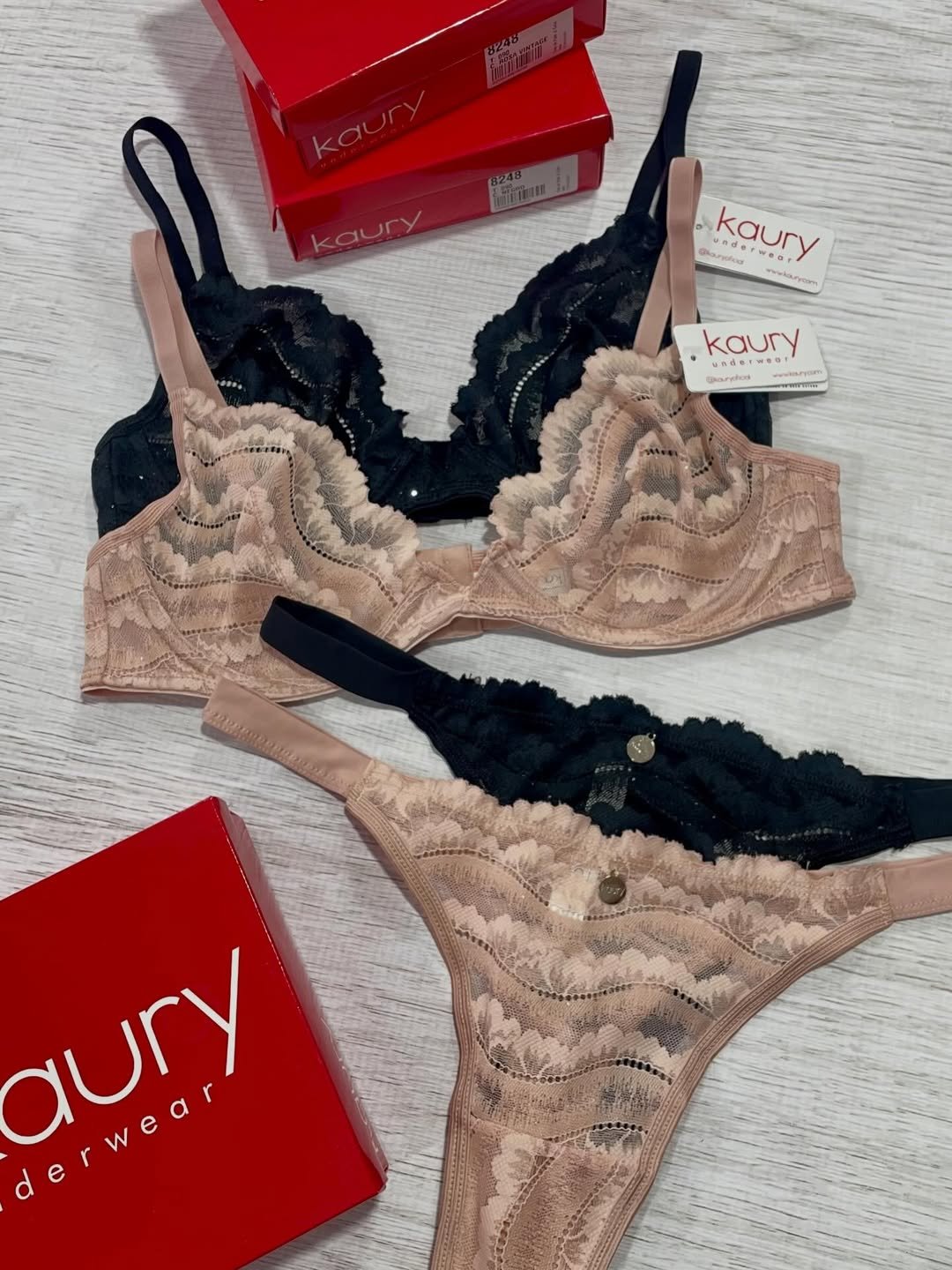 Conj. brallet de  puntilla con mini lentejuelas.