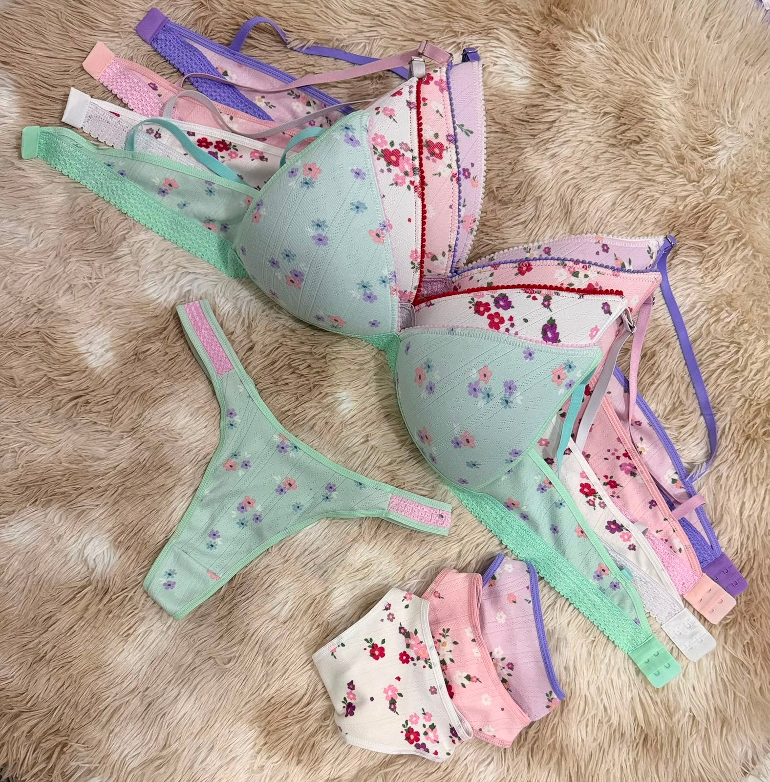 Conj. triángulo labrado estampado con colaless .