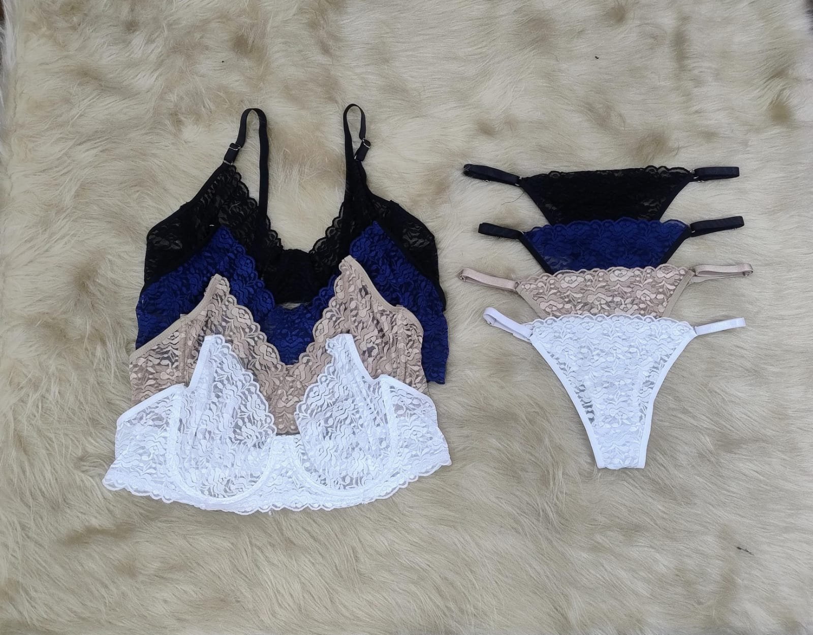 Conjunto Brallett especial de encaje con aro less regu.